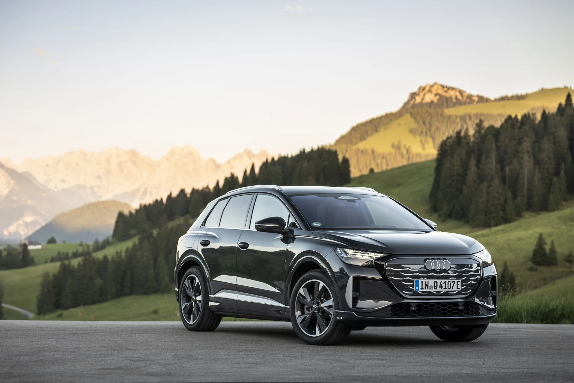 Audi Q4 e-tron 2026 facelift, 3/4 pohled zepředu, tmavě šedý lak