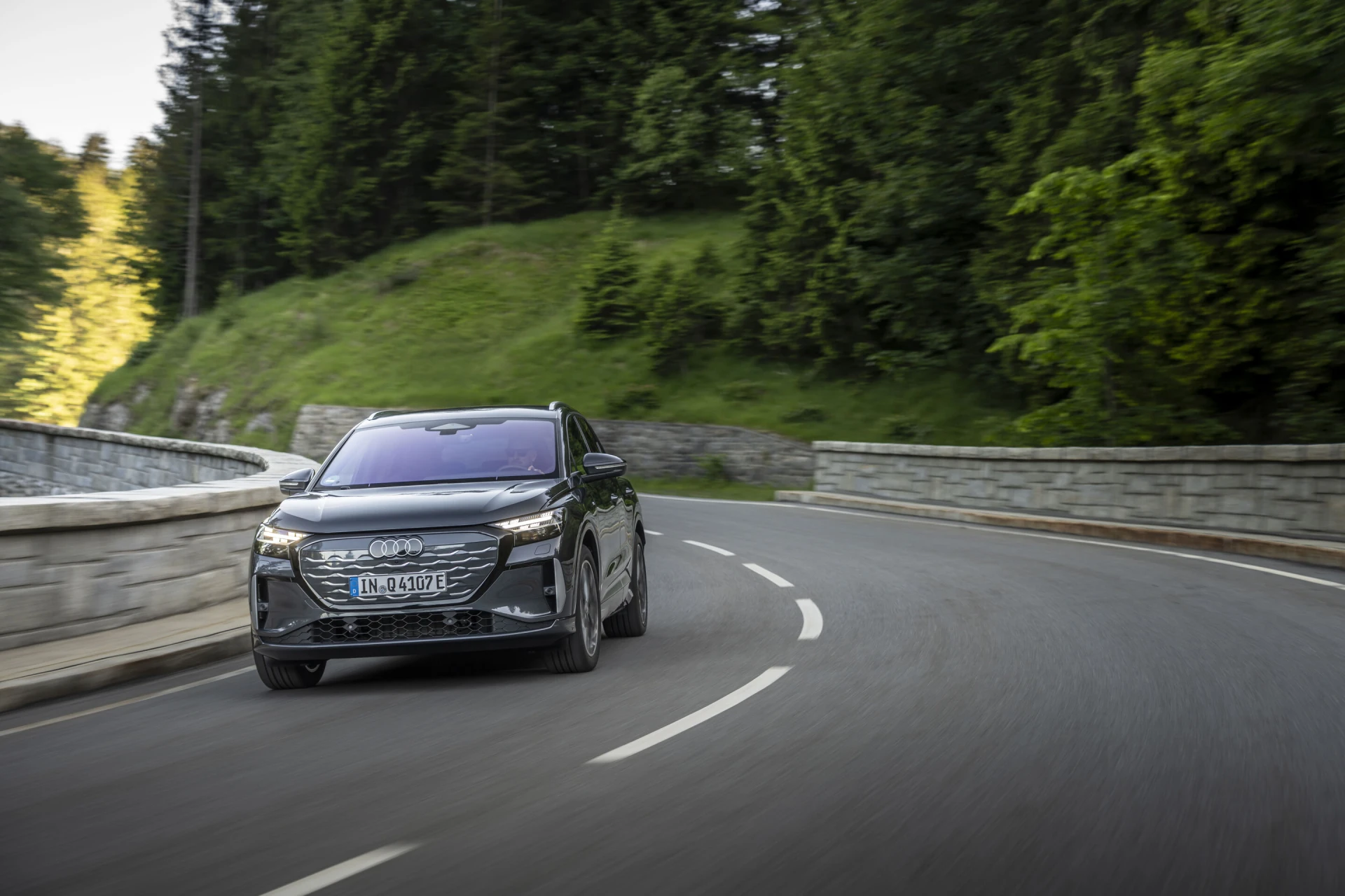 Audi Q4 e-tron 2026 facelift při jízdě na okresní silnici