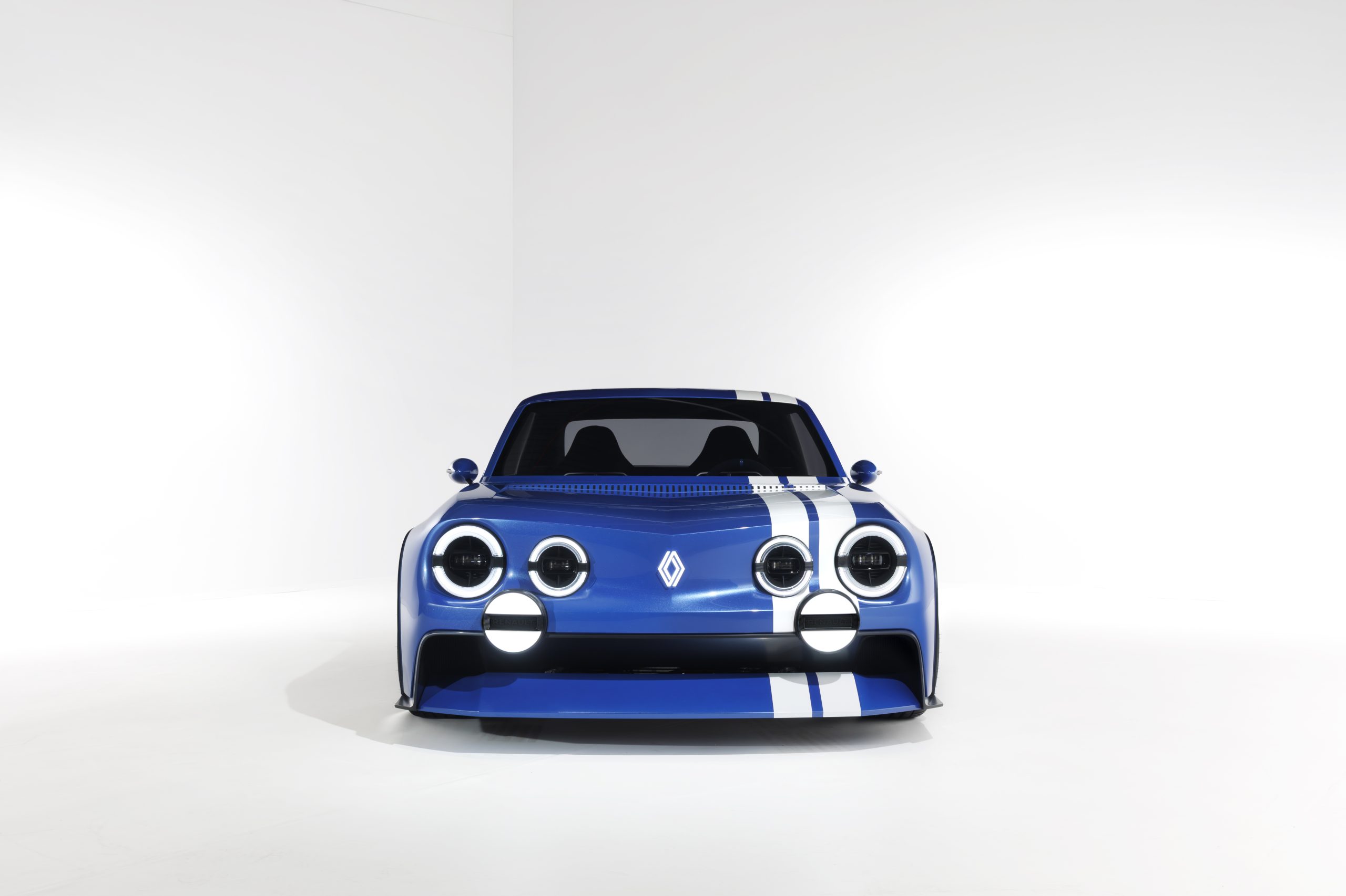 Čelní pohled na Renault 8 Gordini Concept se šesti kulatými světly