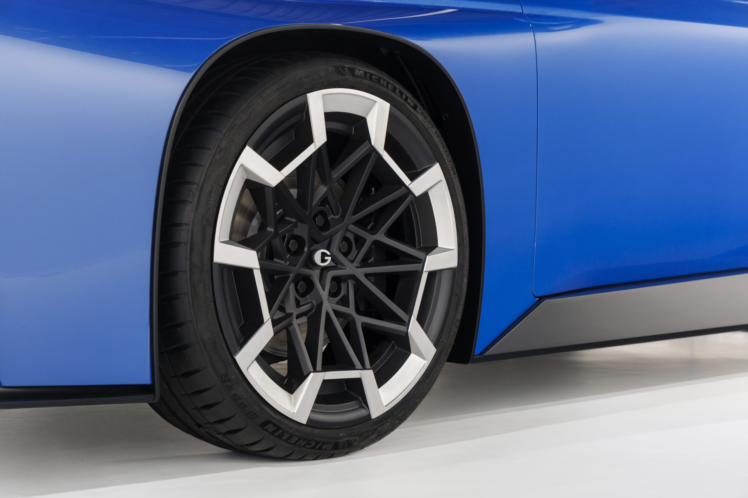 Detail kola Renaultu 8 Gordini Concept s písmenem G