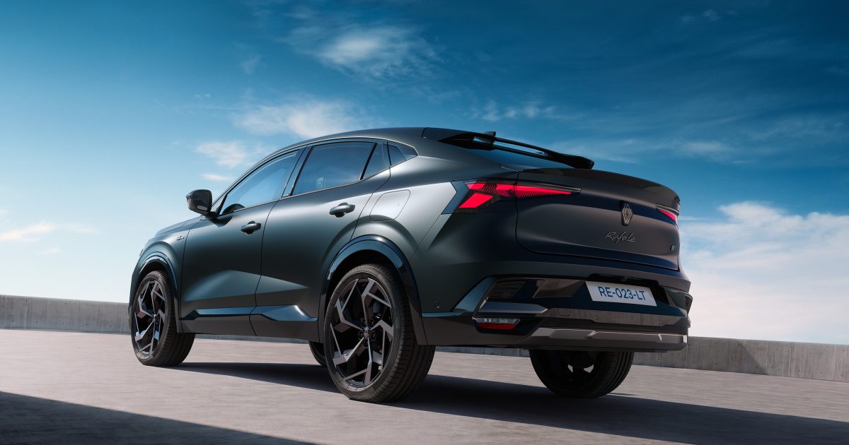 Renault Rafale Hypnotic, tmavé SUV kupé zezadu ze tříčtvrtečního pohledu