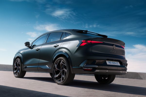 Renault Rafale Hypnotic, tmavé SUV kupé zezadu ze tříčtvrtečního pohledu