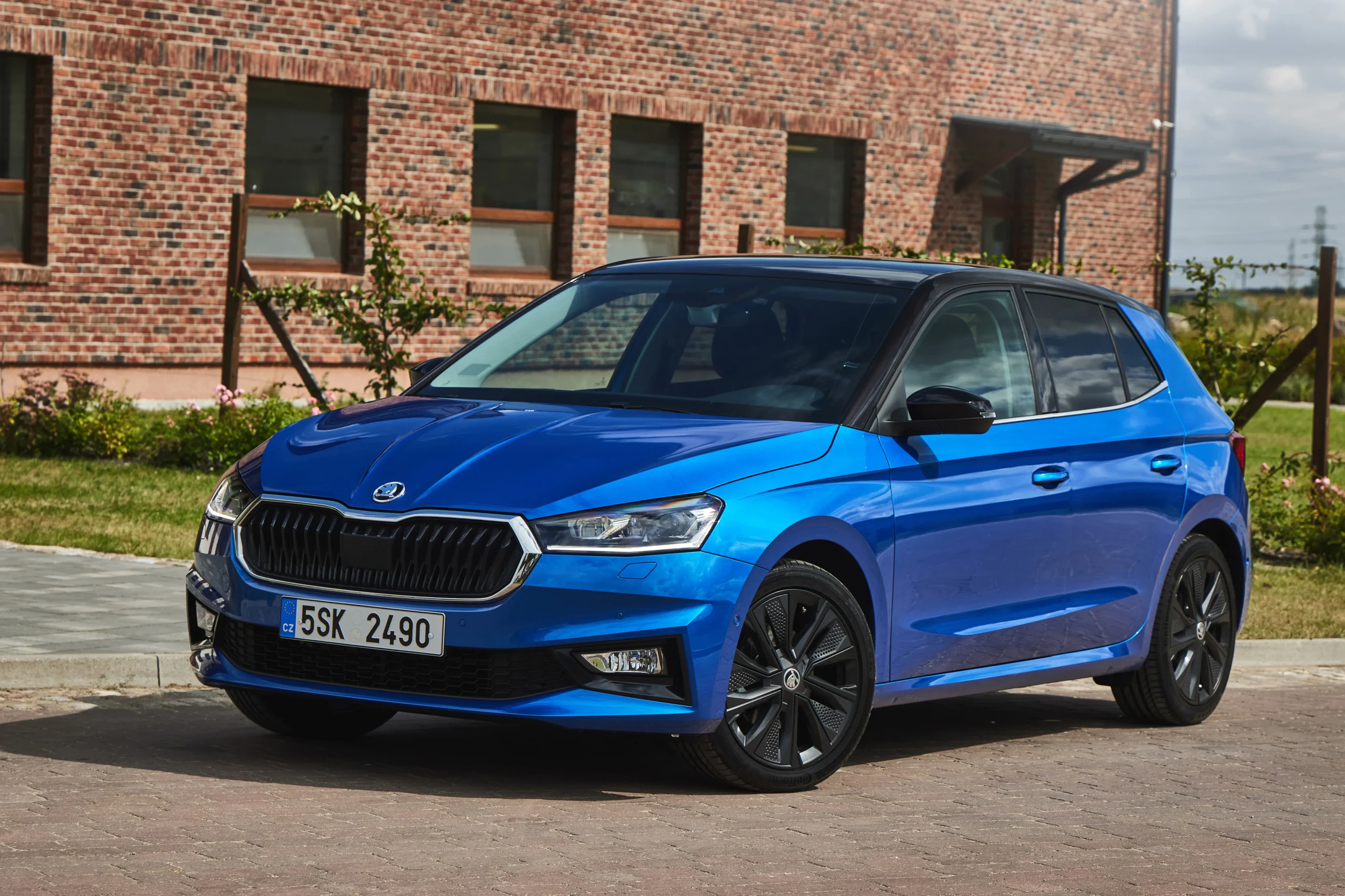 Modrá Škoda Fabia, jeden ze čtyř modelů v akční verzi Easy