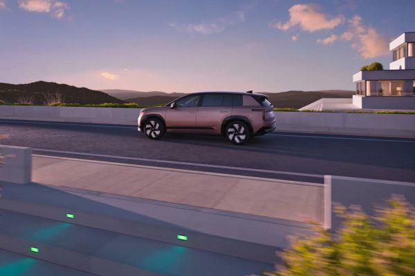 Široký boční pohled na elektrické SUV Škoda Peaq