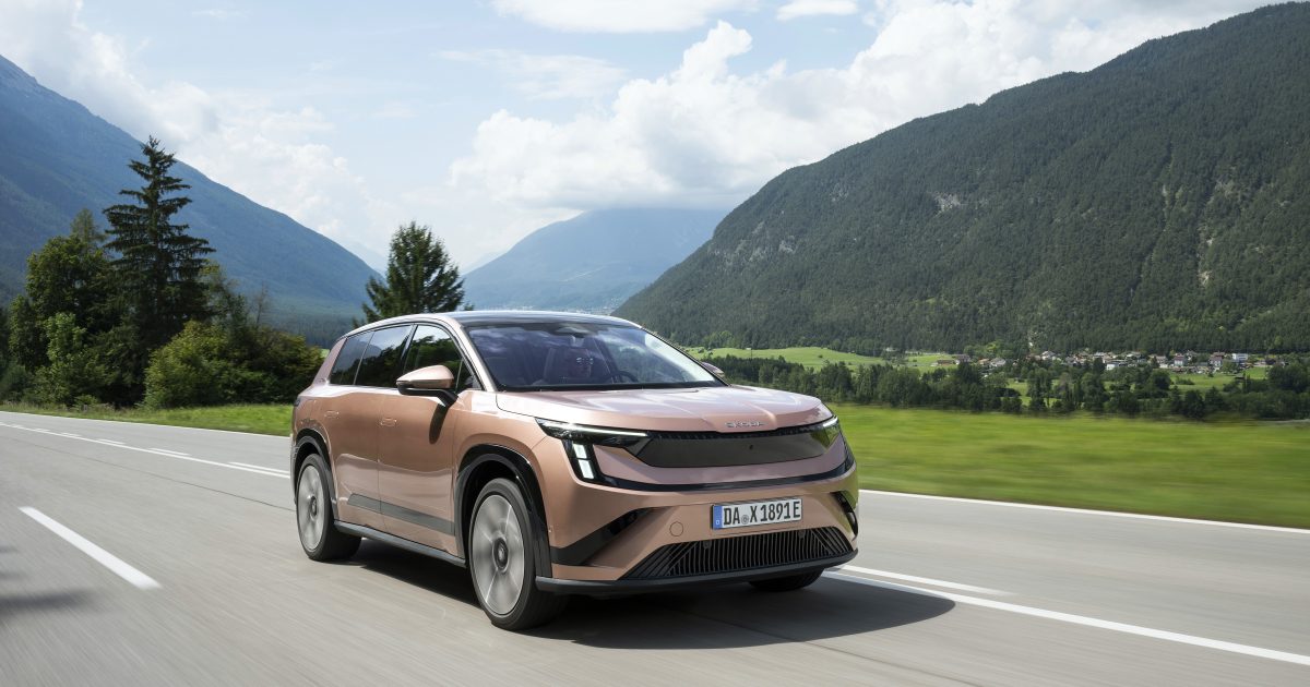 Škoda Peaq při jízdě na horské silnici