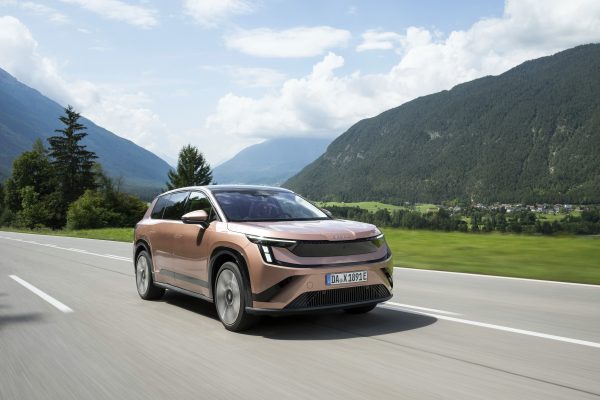 Škoda Peaq při jízdě na horské silnici
