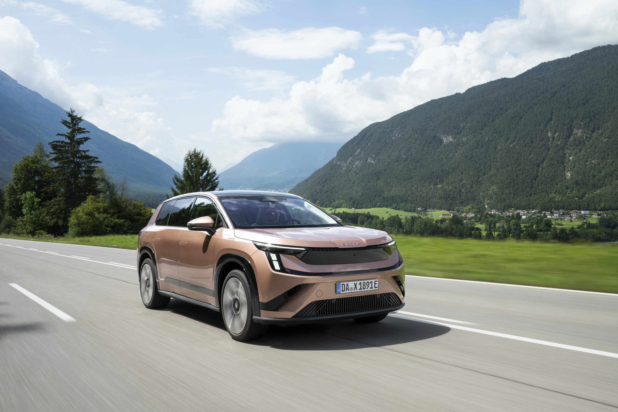 Škoda Peaq při jízdě na okresní silnici