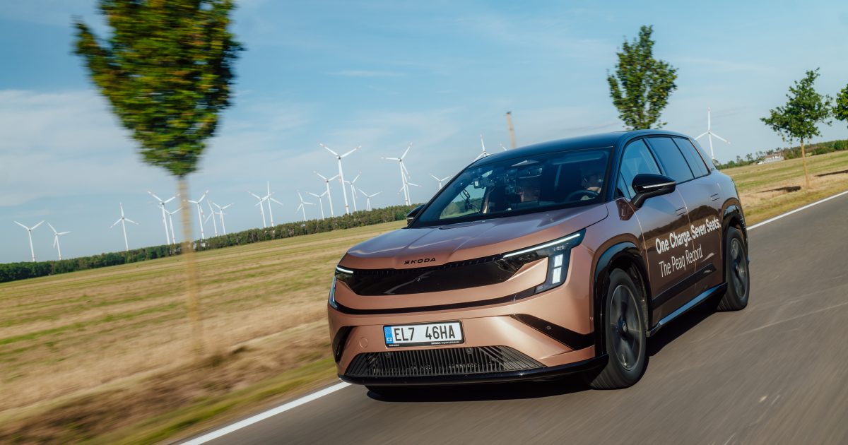 Škoda Peaq při noční části rekordní jízdy bez nabíjení