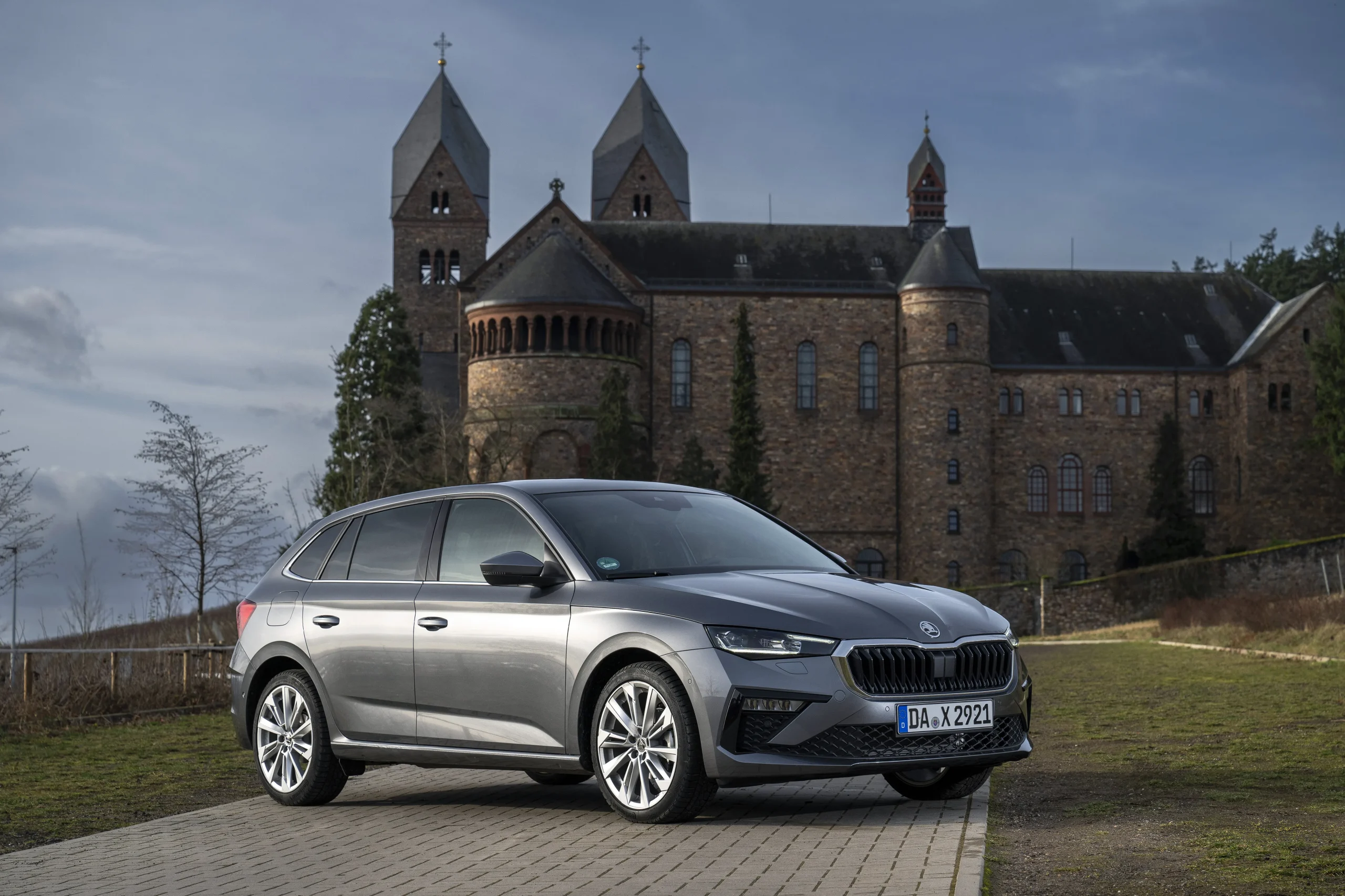 Šedá Škoda Scala, která je v akční verzi Easy dostupná se dvěma motory 1,0 TSI