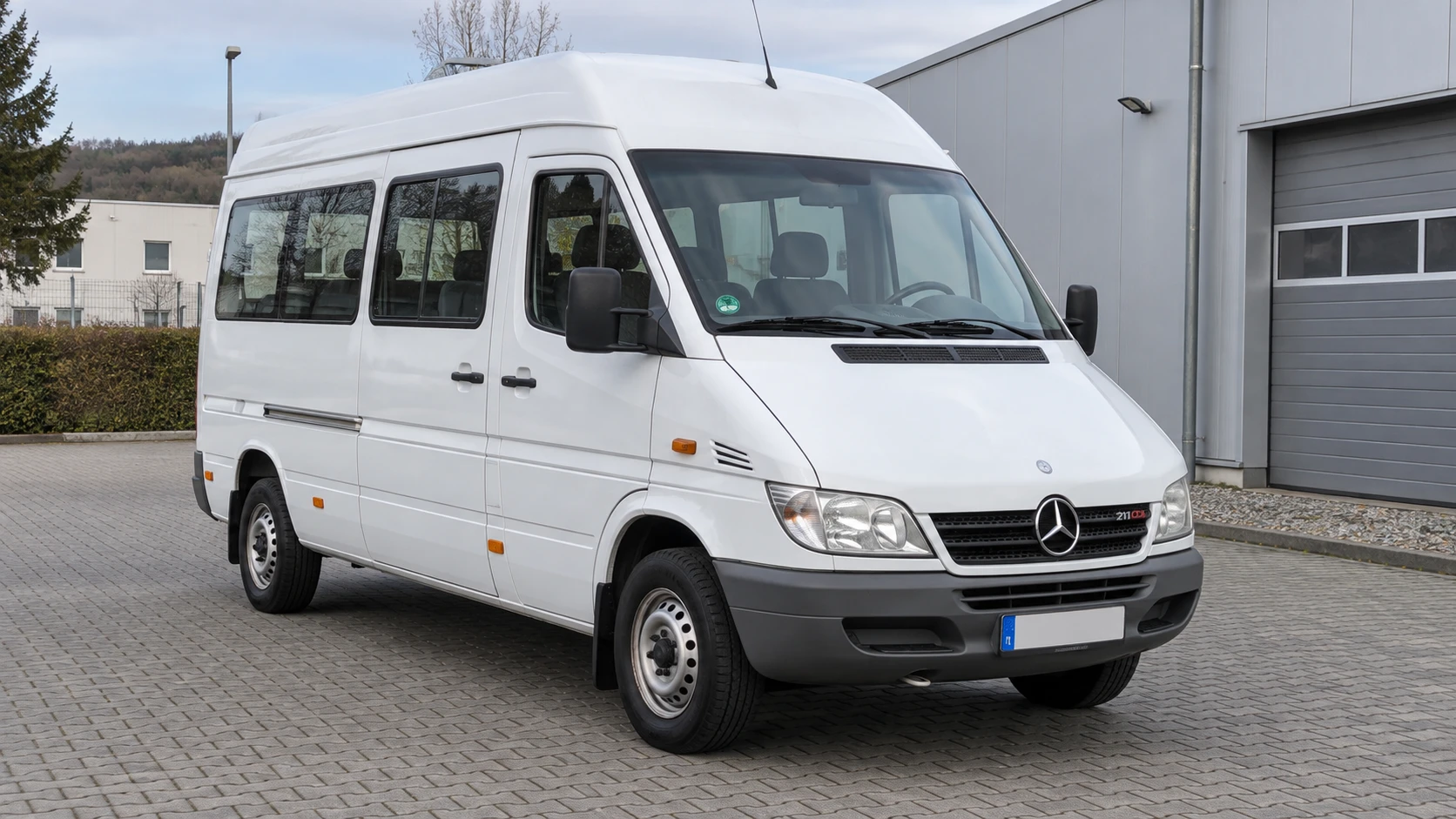 AI ilustrace dobového modelu Mercedes-Benz 211 CDI