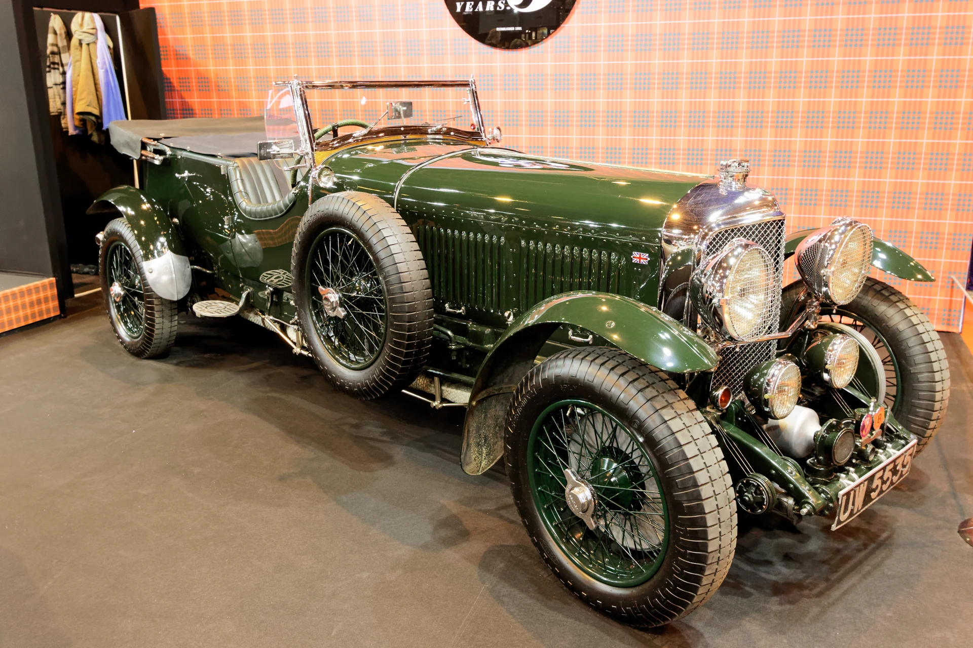 Zelený Bentley Speed Six z roku 1930 na výstavě Rétromobile v Paříži