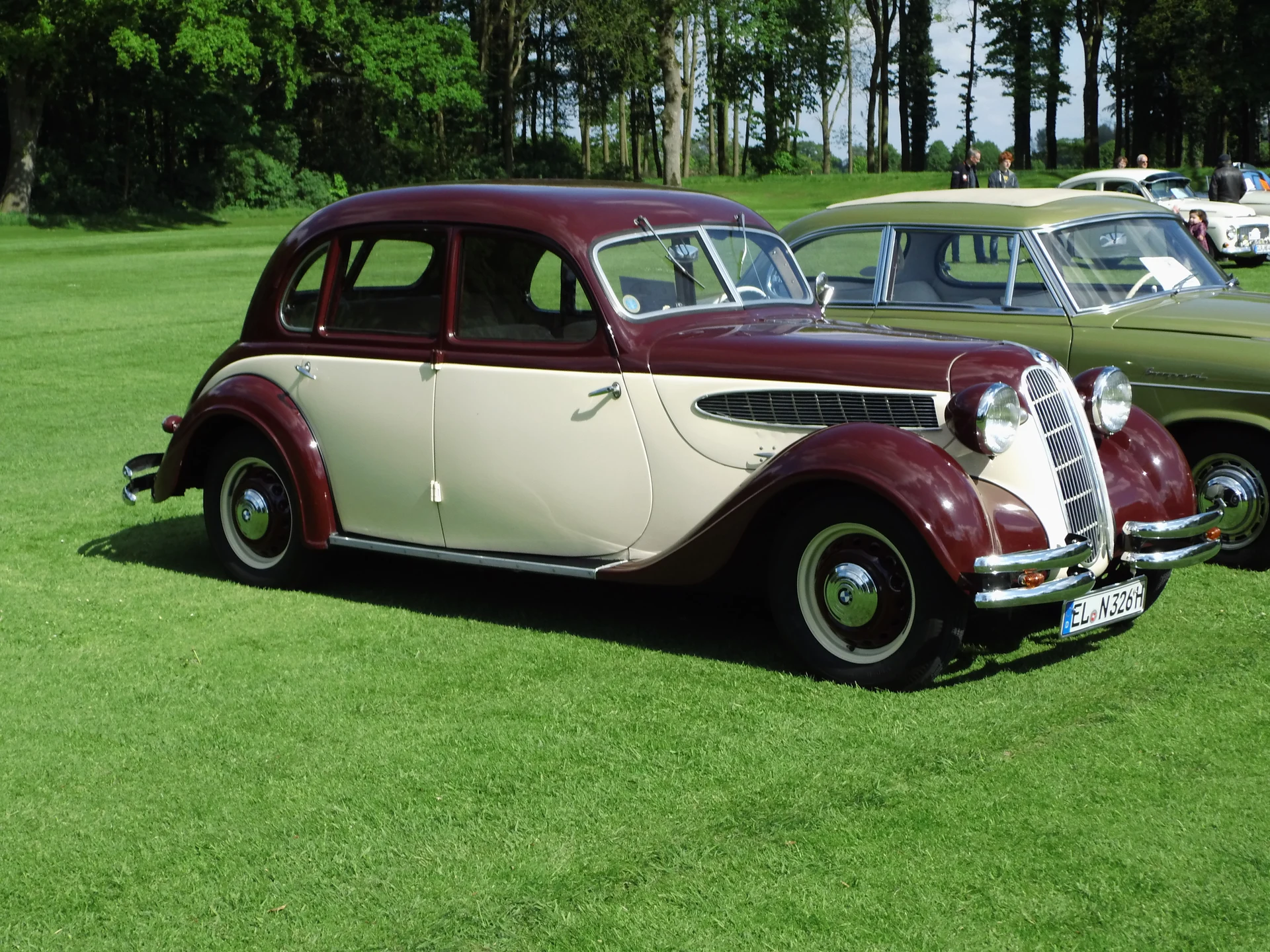 Dvoubarevné BMW 326 z roku 1939 na setkání historických vozů v německém Lingenu