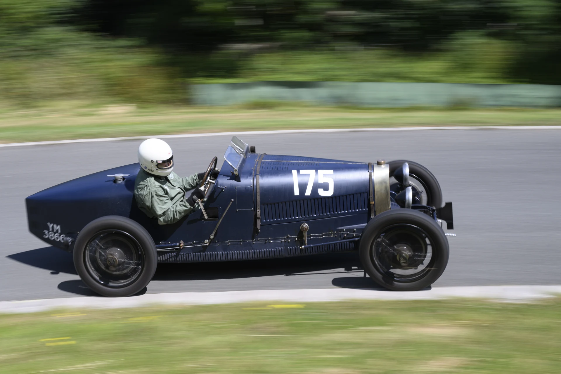 Závodní Bugatti Type 35 v jízdě na závodě do vrchu Prescott