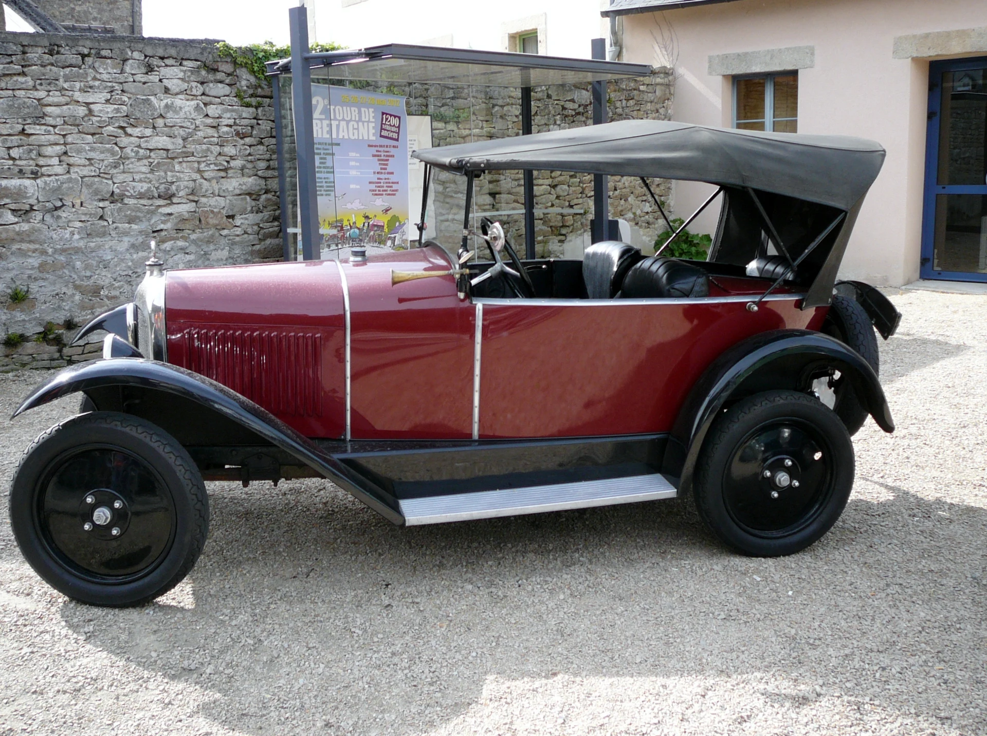 Otevřený Peugeot Type 163 z boku