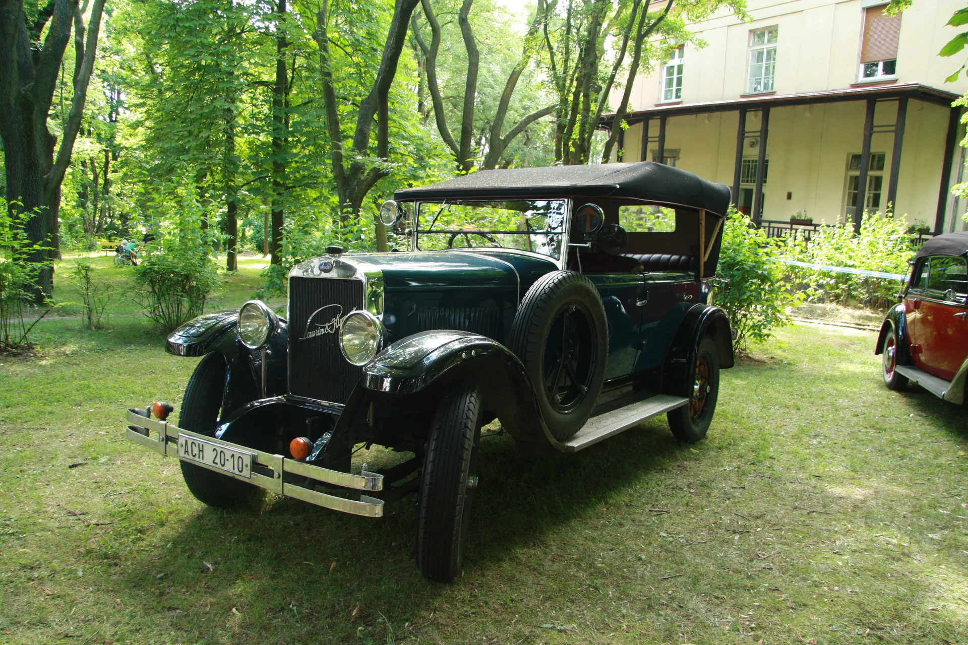 Škoda 110 se zataženou střechou na výstavě Legendy 2014