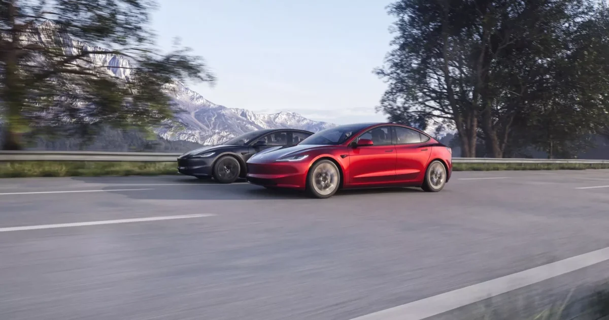 Tesla Model 3 po modernizaci Highland v jízdě