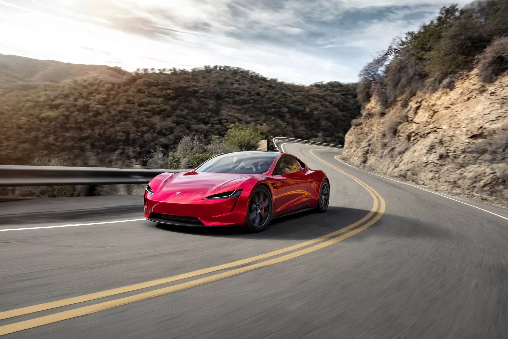Tesla Roadster druhé generace v jízdě na horské silnici