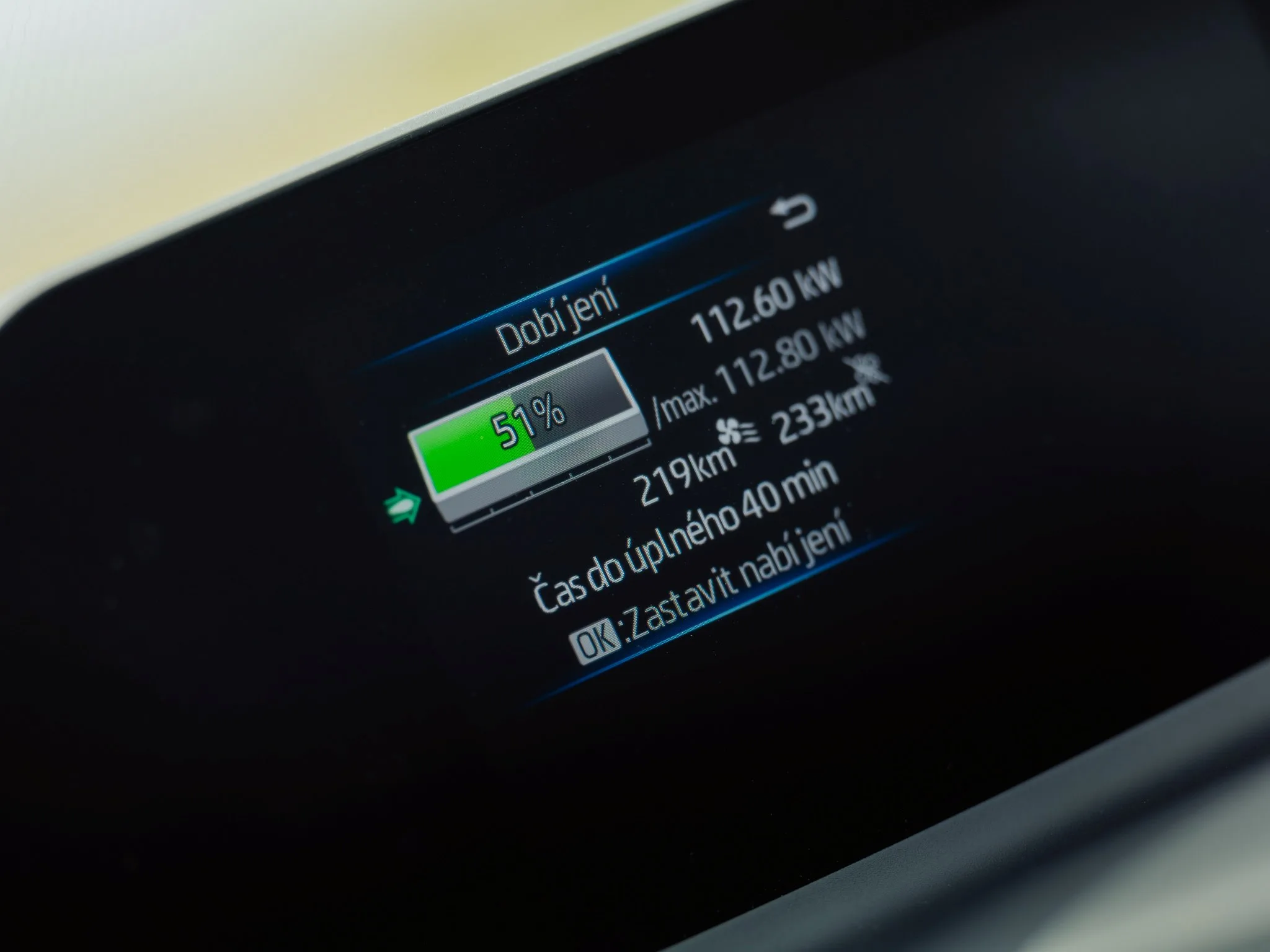 Palubní displej Toyoty bZ4X Touring při nabíjení 112,6 kW a 51 procentech baterie