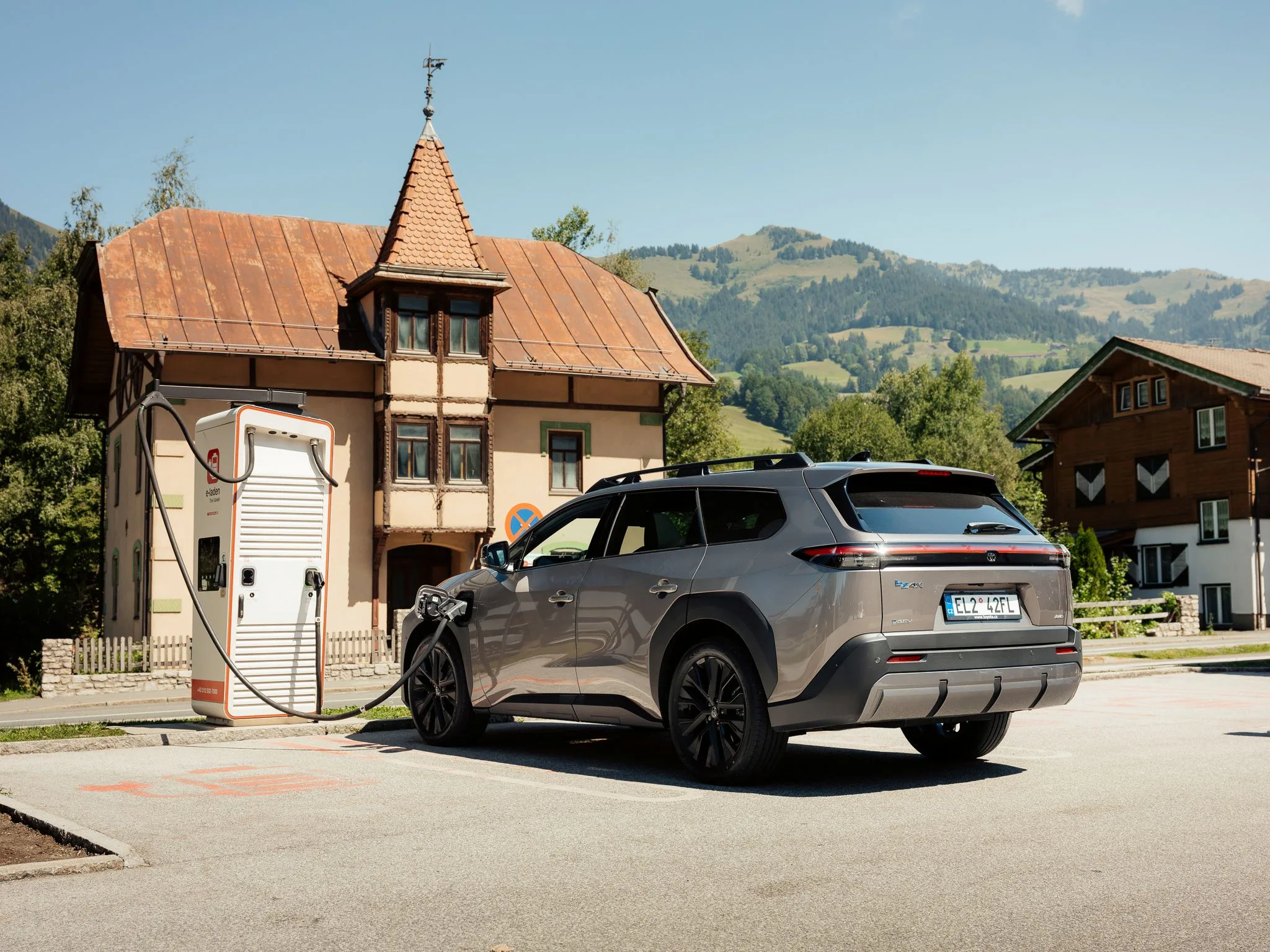 Toyota bZ4X Touring u rychlonabíječky v rakouském Innsbrucku