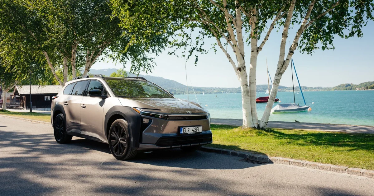 Toyota bZ4X Touring, 3/4 pohled zvenku u jezera