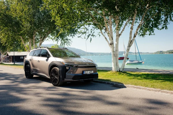 Toyota bZ4X Touring, 3/4 pohled zvenku u jezera