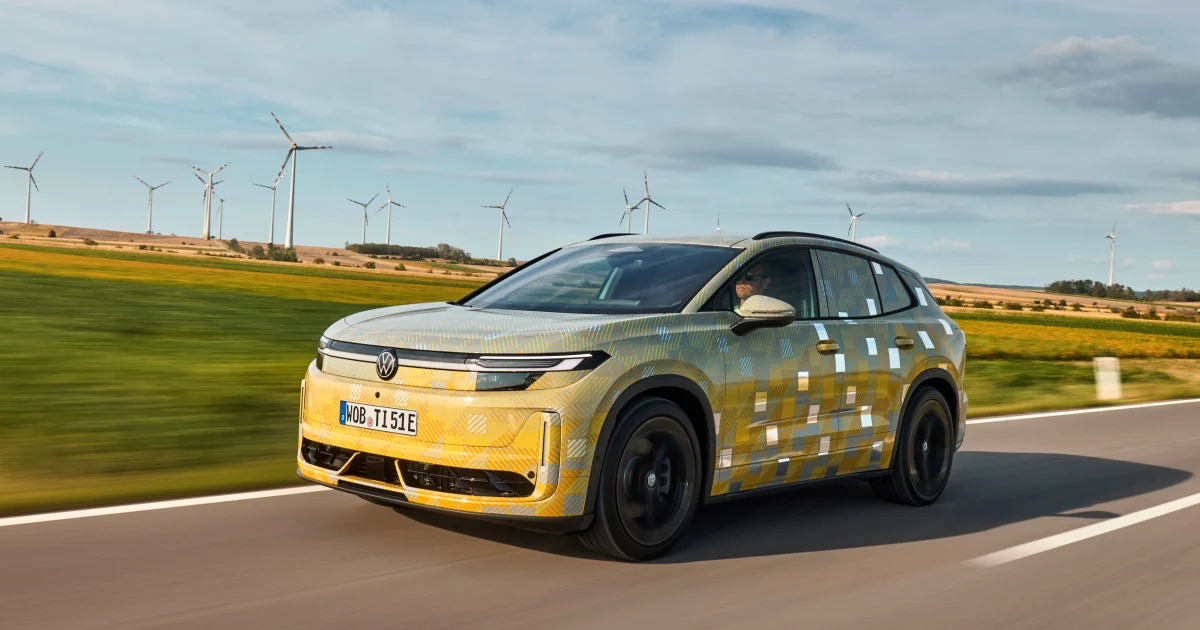 Maskovaný Volkswagen ID. Tiguan při jízdě