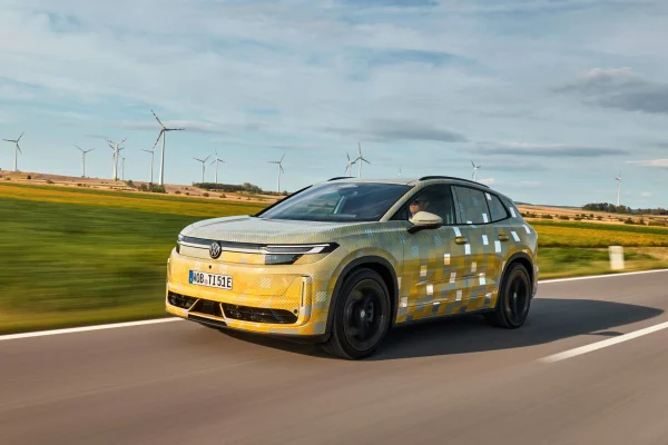 Maskovaný Volkswagen ID. Tiguan při jízdě