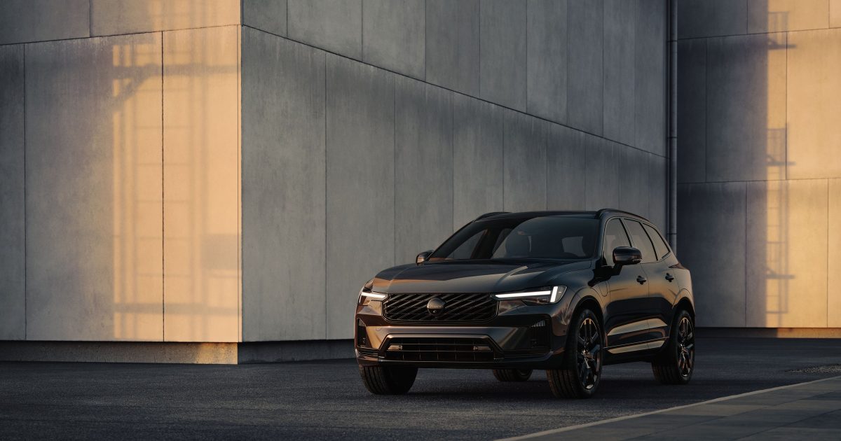 Nové Volvo XC60 Black Edition v čelním tříčtvrtečním pohledu