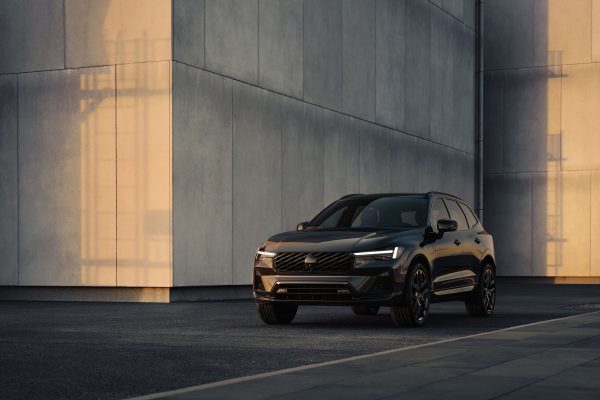 Nové Volvo XC60 Black Edition v čelním tříčtvrtečním pohledu