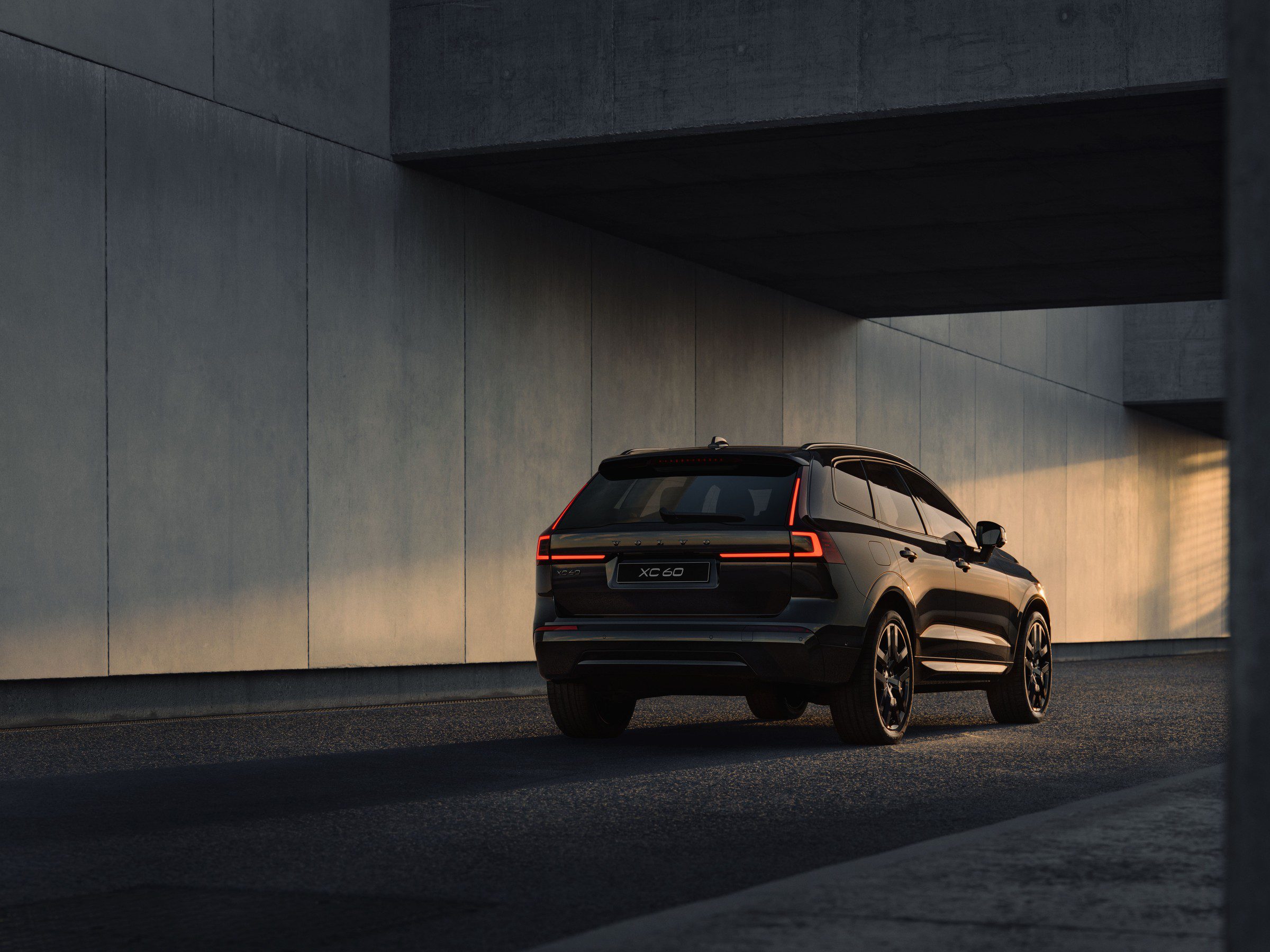 Nové Volvo XC60 Black Edition zezadu s novými sdruženými svítilnami