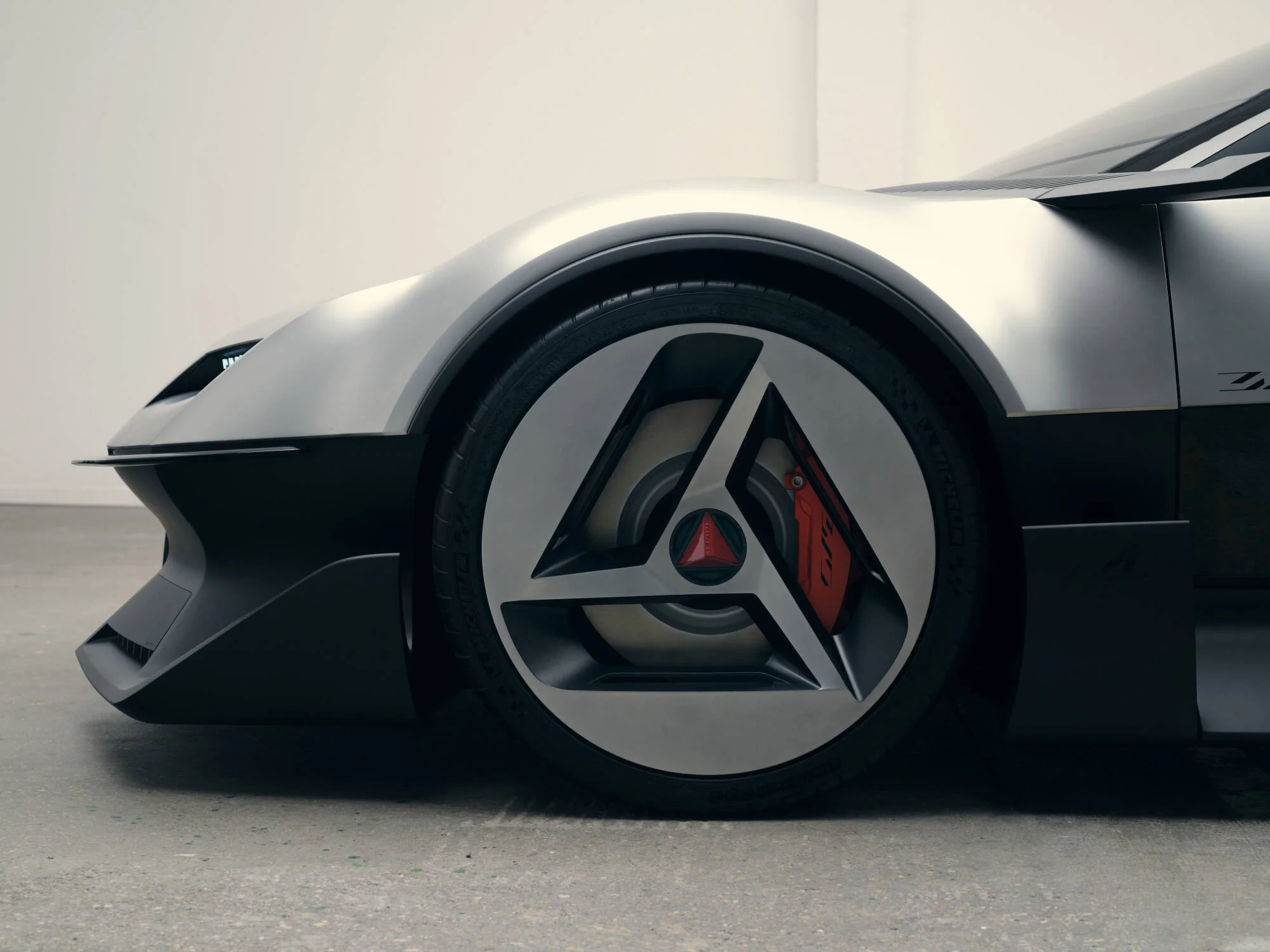 Detail předního kola a boku konceptu Alpine A310 Vision