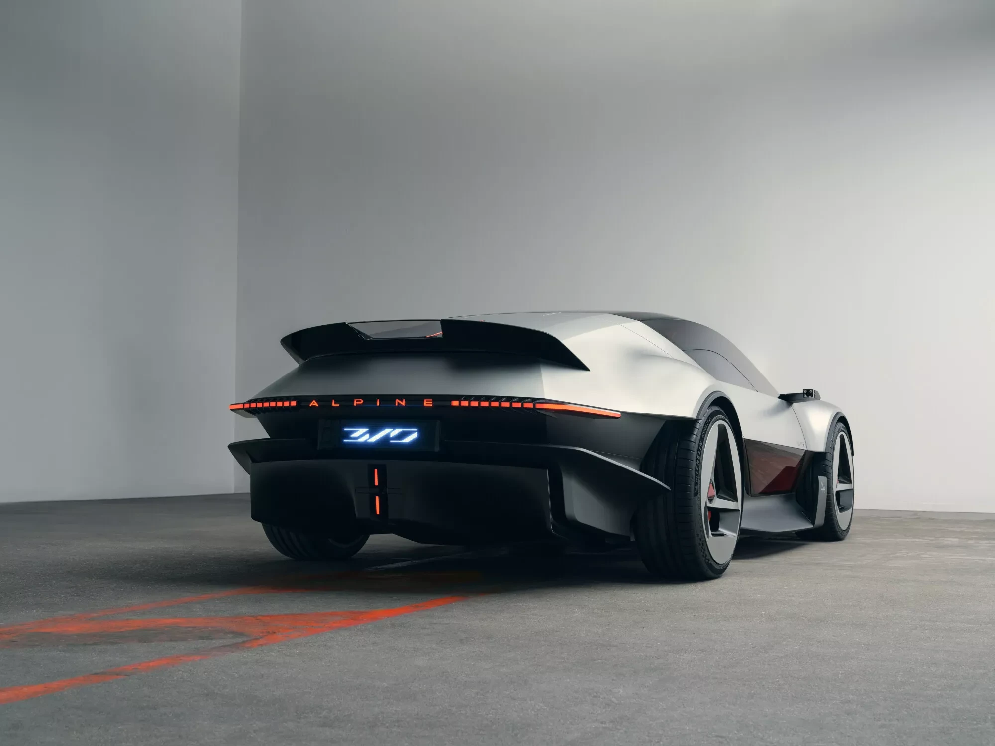 Alpine A310 Vision zezadu s děleným spoilerem, nápisem Alpine a lamelovými světly