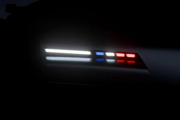 Oficiální teaser Alpine PS1 s detailem předního světlometu v bílé, modré a červené