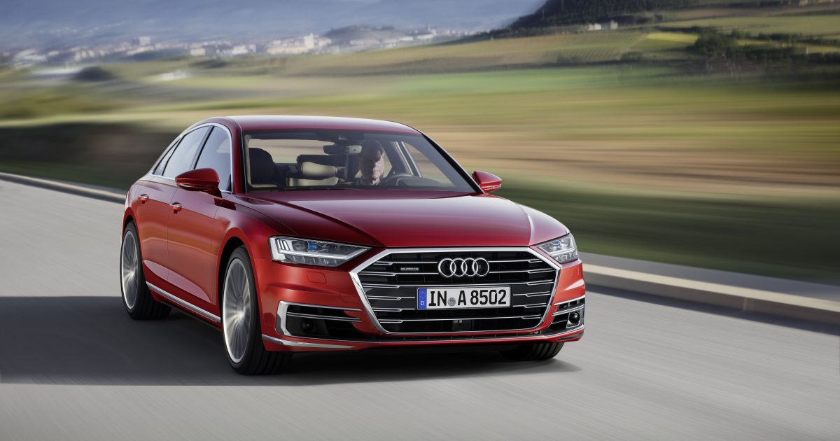 Archivní Audi A8 v červené barvě při pohledu zepředu a z boku