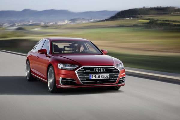 Archivní Audi A8 v červené barvě při pohledu zepředu a z boku
