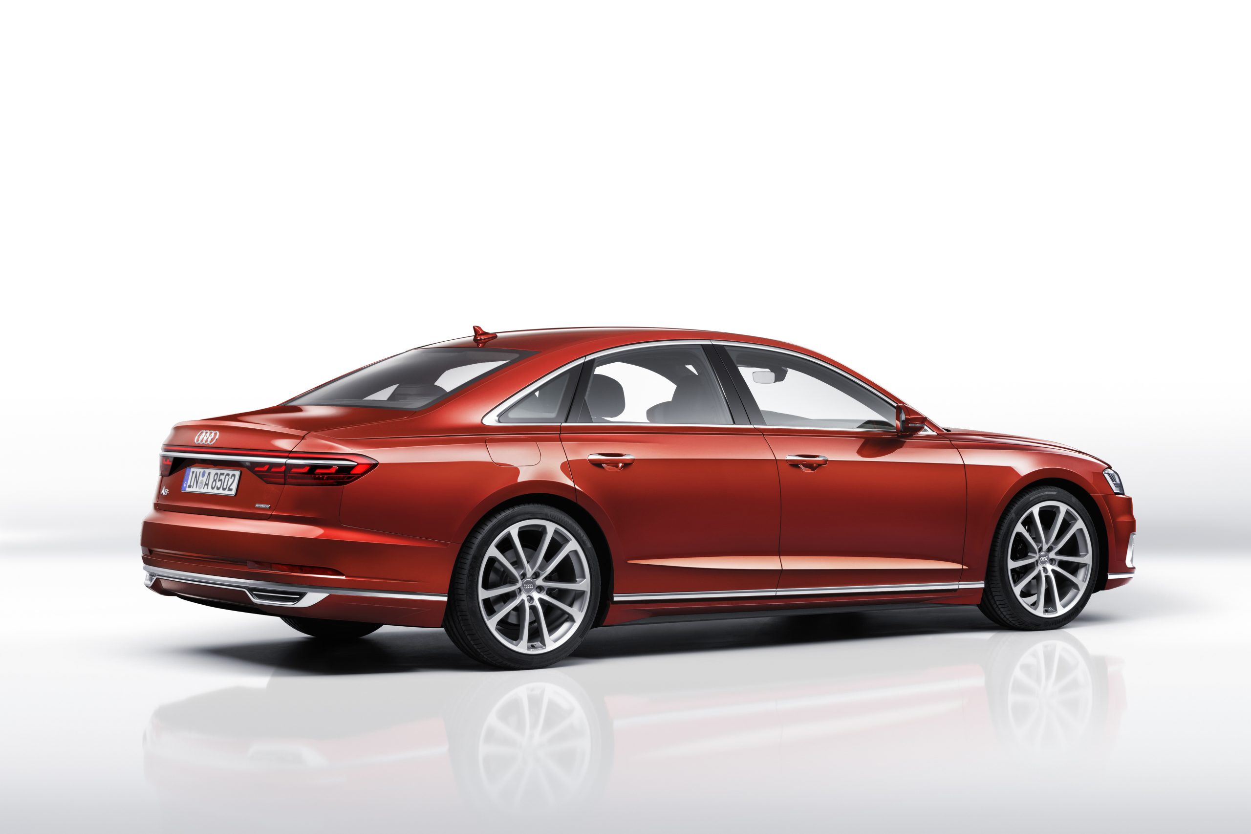 Archivní červená Audi A8 při pohledu zezadu a z boku