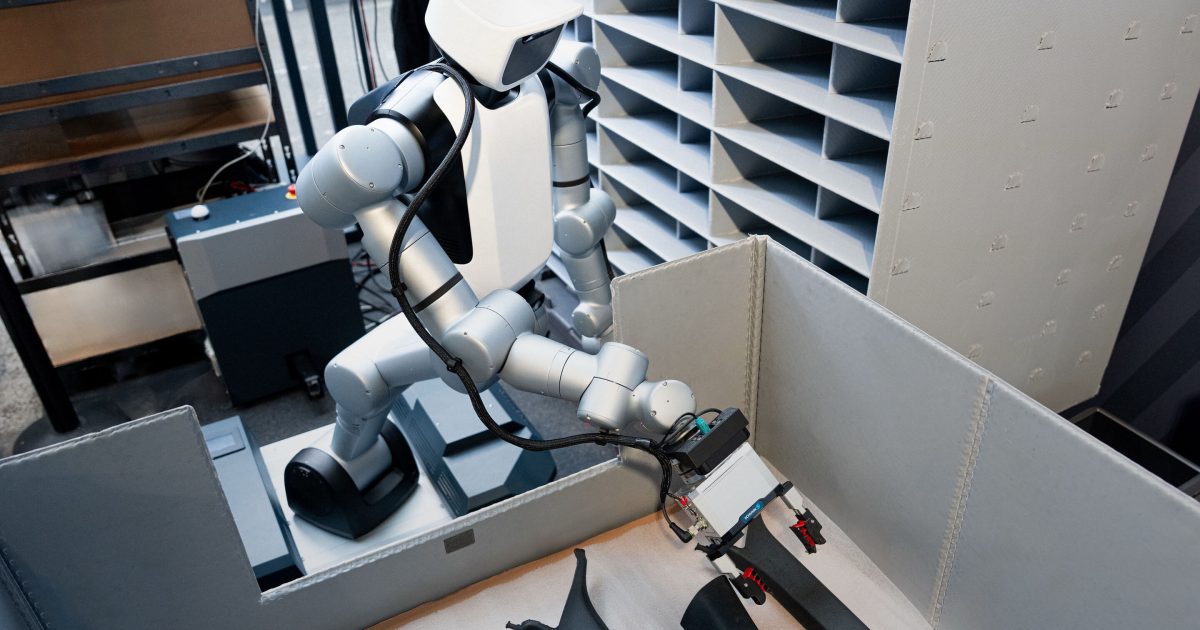 Humanoidní robot manipuluje s dílem v laboratorním logistickém pracovišti