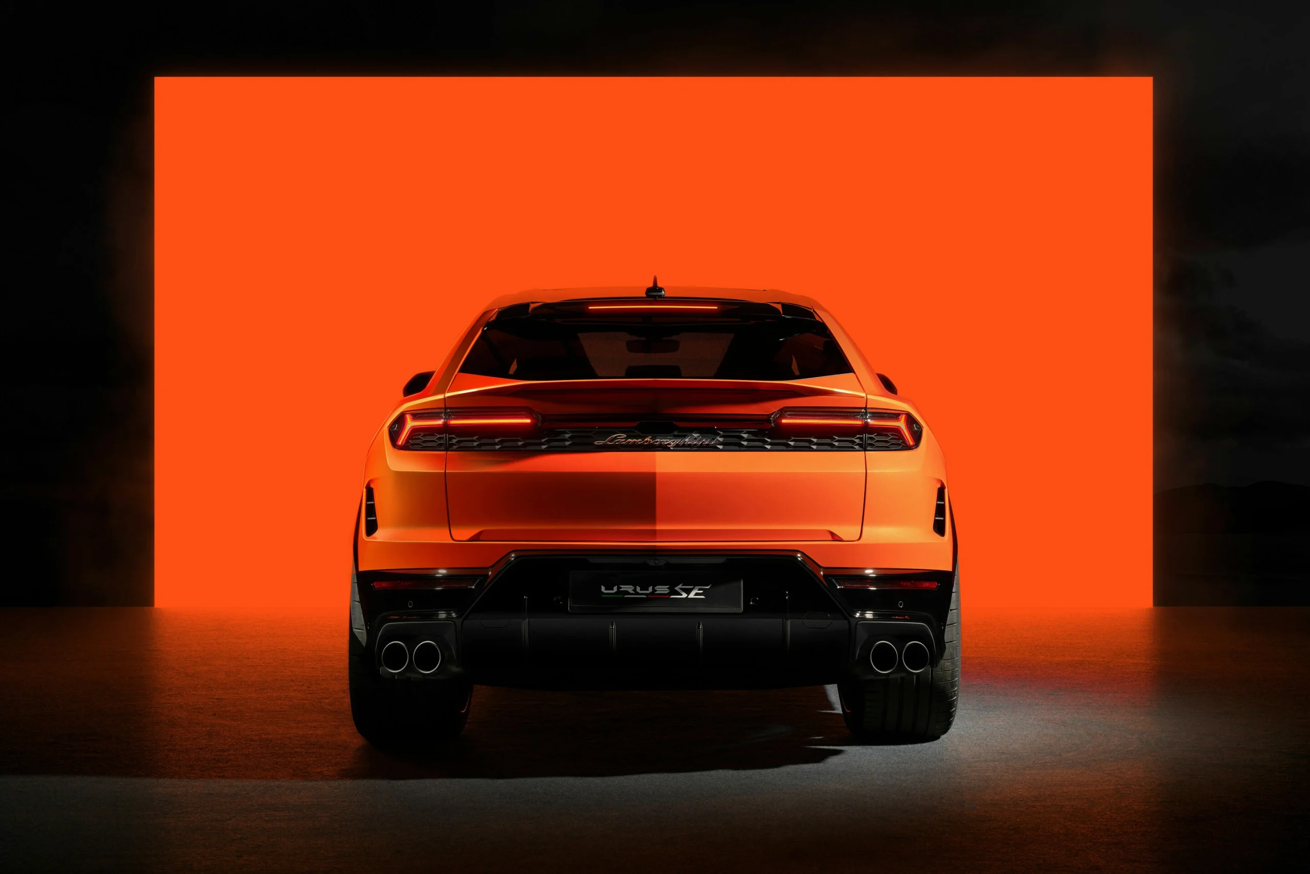 Zadní část Lamborghini Urus SE v oficiální studiové fotografii
