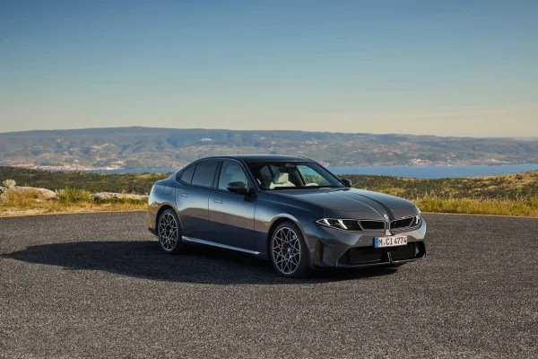 Nové BMW 320 generace G50, šedý sedan zepředu