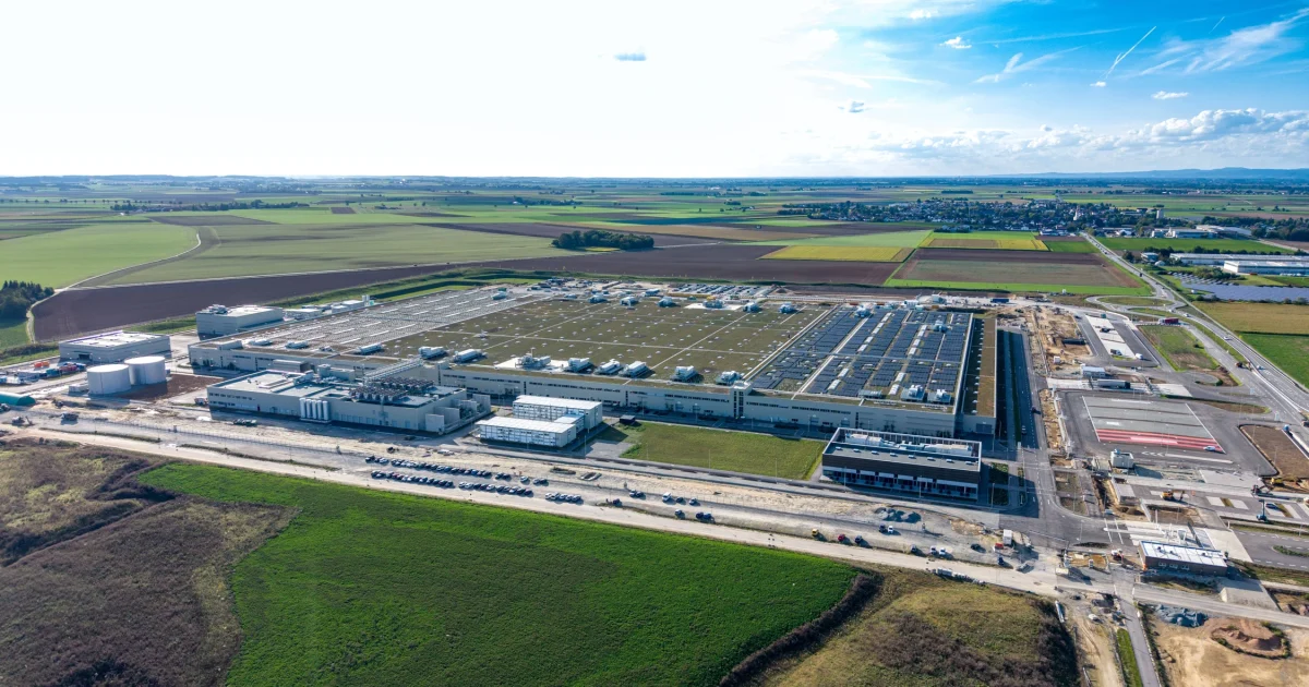 Letecký pohled na bateriový závod BMW Group Irlbach-Straßkirchen v září 2026