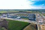 Letecký pohled na bateriový závod BMW Group Irlbach-Straßkirchen v září 2026