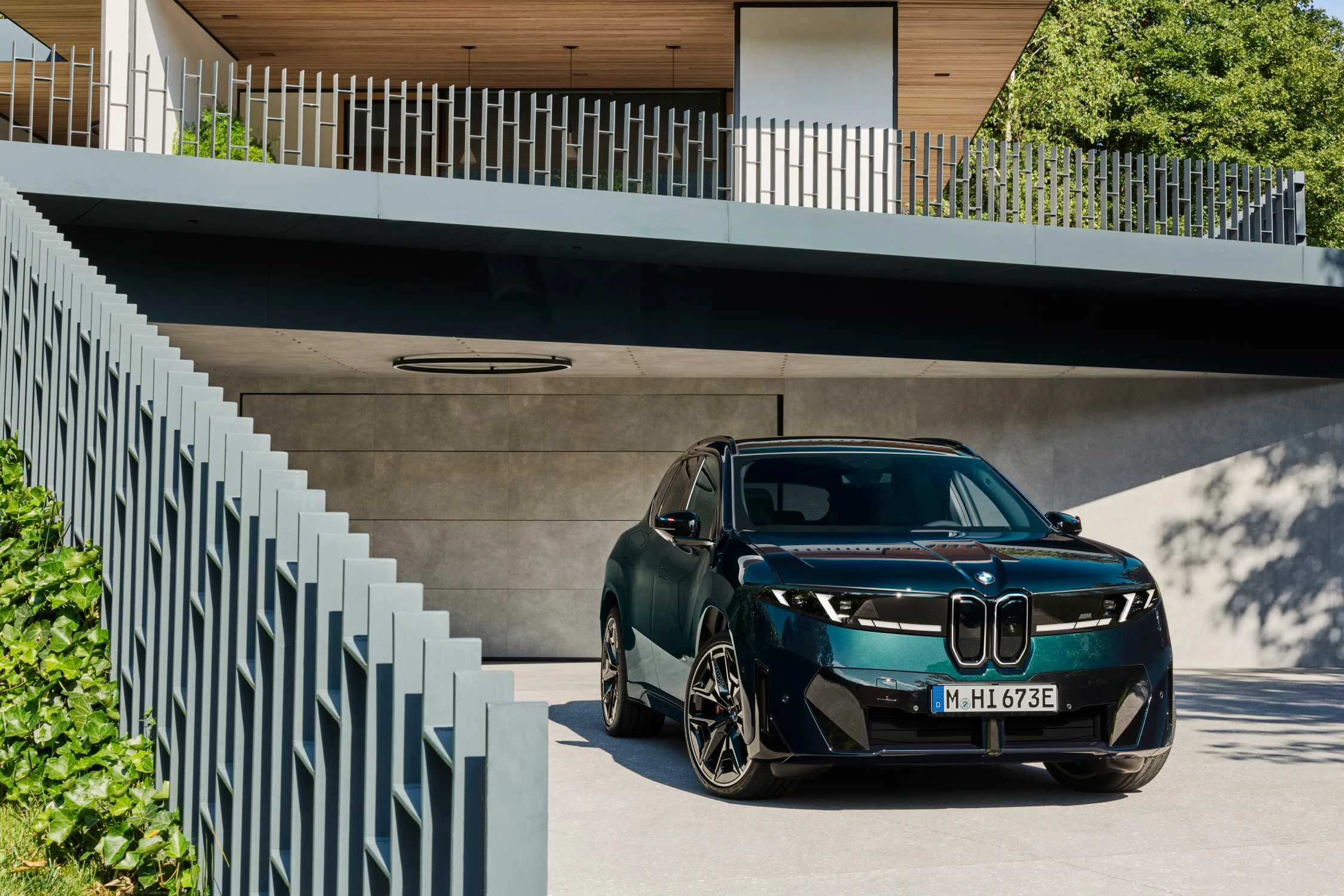 BMW iX3 M60 xDrive před moderní budovou, pohled zepředu