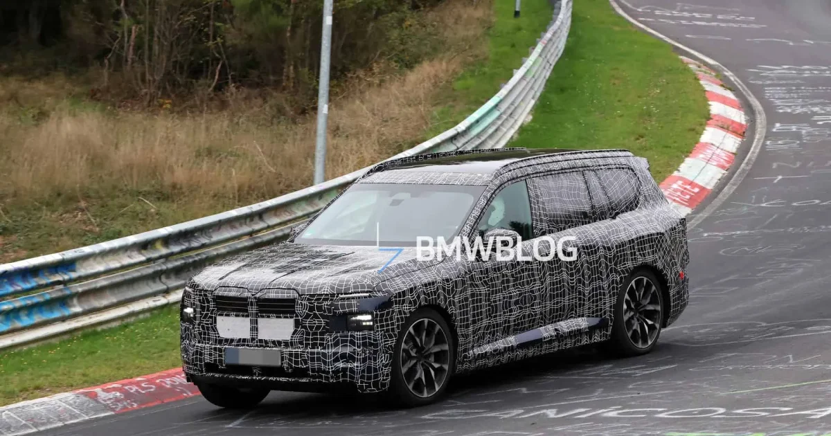 Maskovaný prototyp BMW iX7 na Nürburgringu, pohled zepředu ze tří čtvrtin