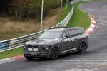 Maskovaný prototyp BMW iX7 na Nürburgringu, pohled zepředu ze tří čtvrtin