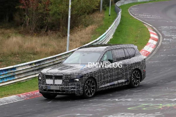 Maskovaný prototyp BMW iX7 na Nürburgringu, pohled zepředu ze tří čtvrtin
