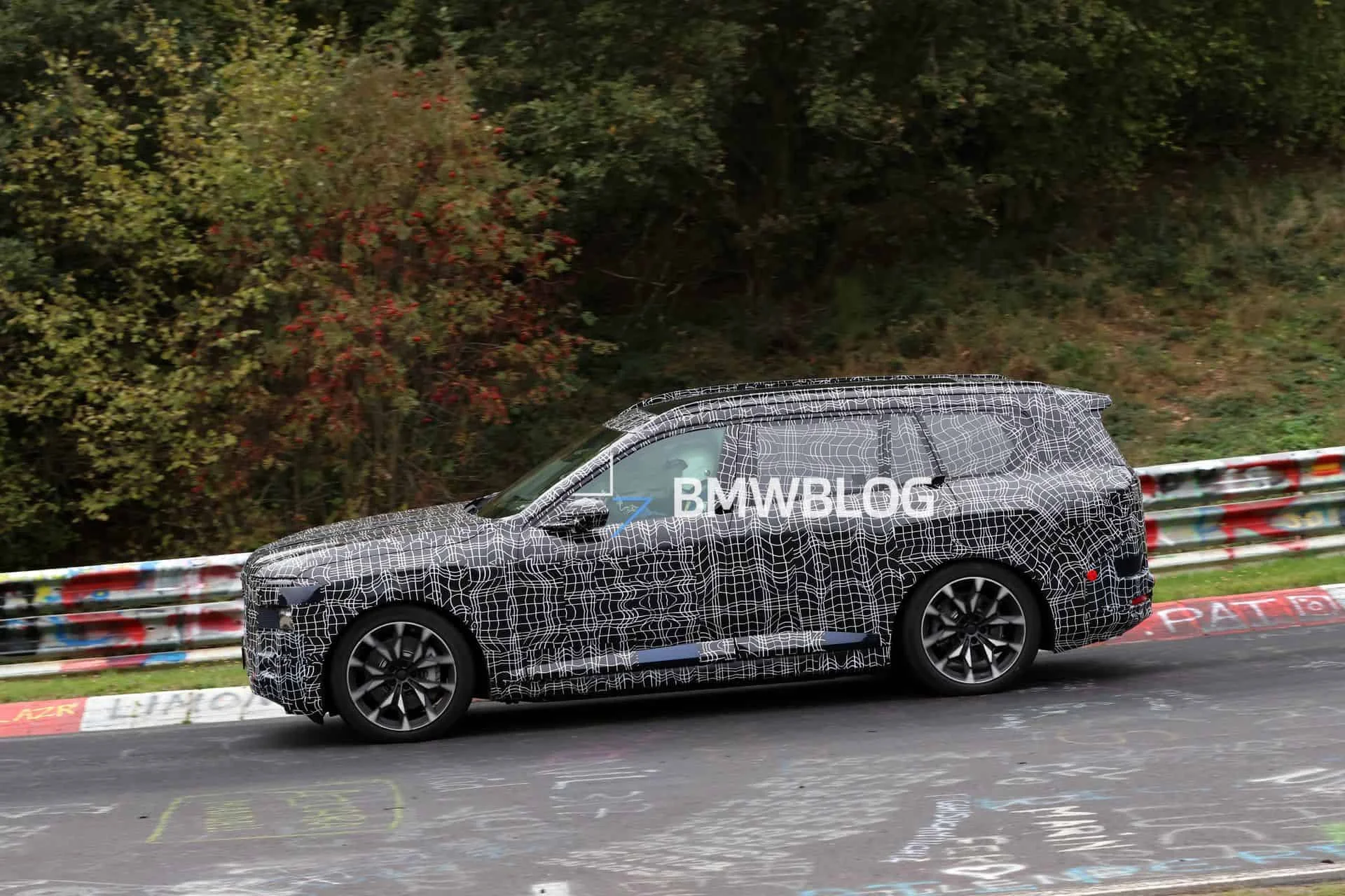 Maskovaný prototyp BMW iX7 z boku na Nürburgringu
