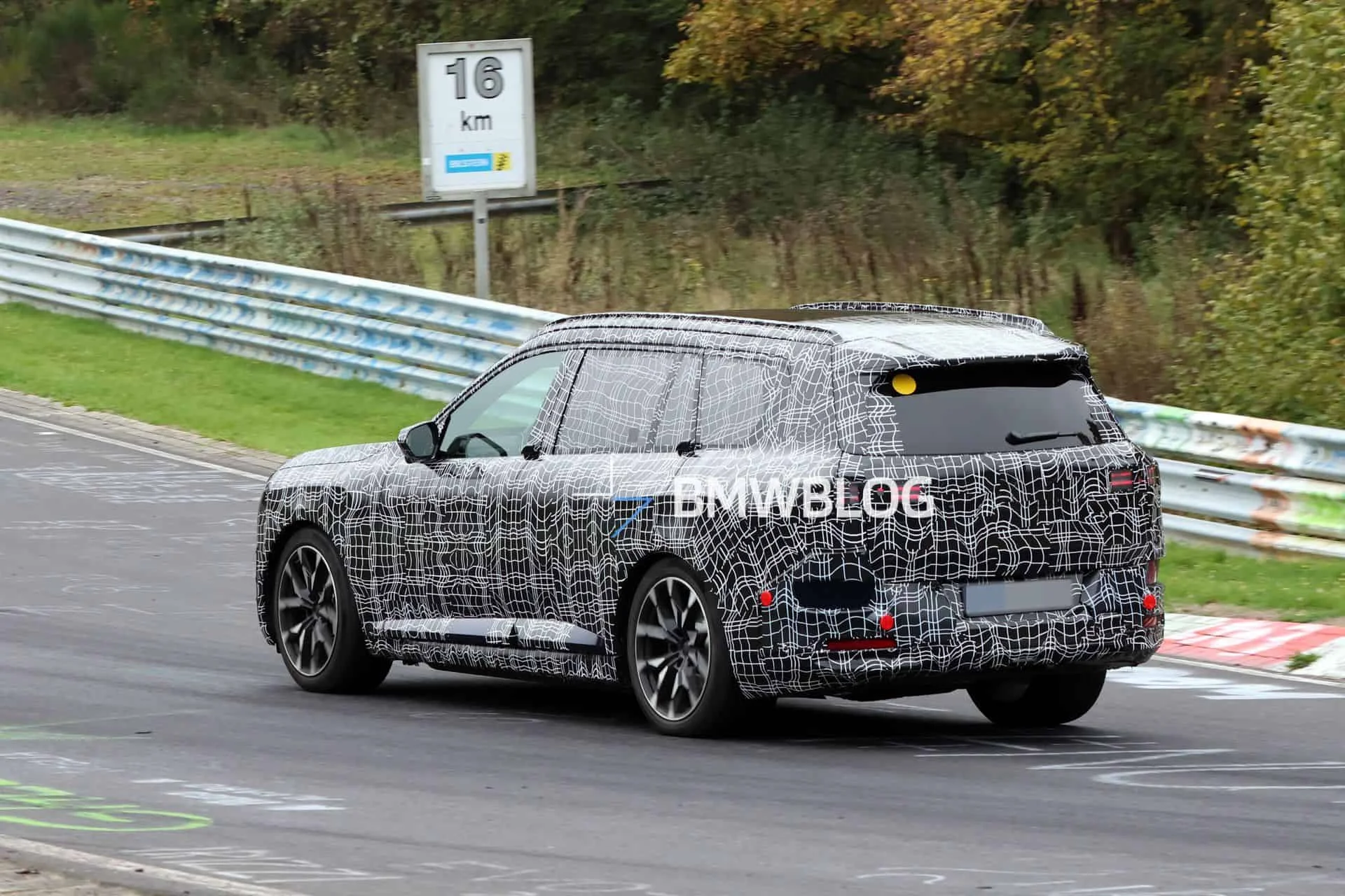 Zadní část maskovaného prototypu BMW iX7 na Nürburgringu