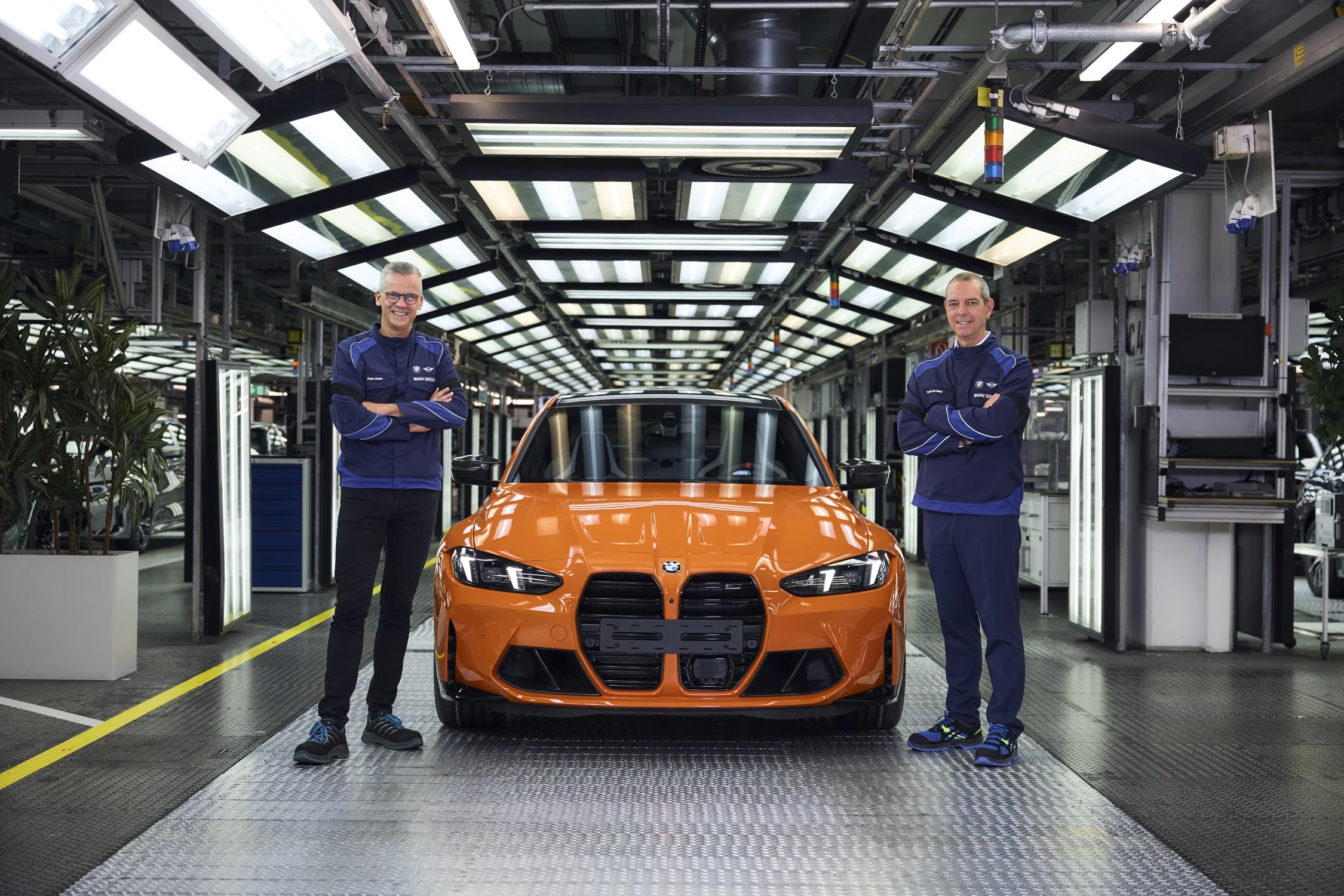 Peter Weber a Franciscus van Meel u jubilejního oranžového BMW M3 v mnichovském závodě