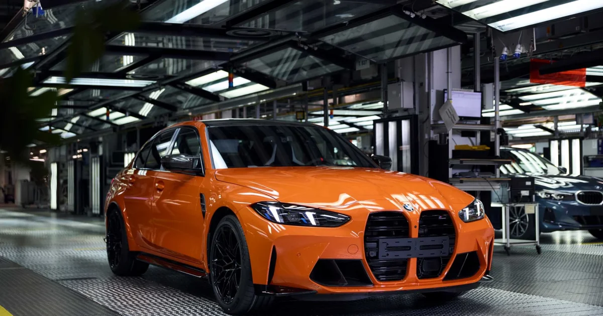 Jubilejní oranžové BMW M3 v laku Fire Orange III na výrobní lince v Mnichově