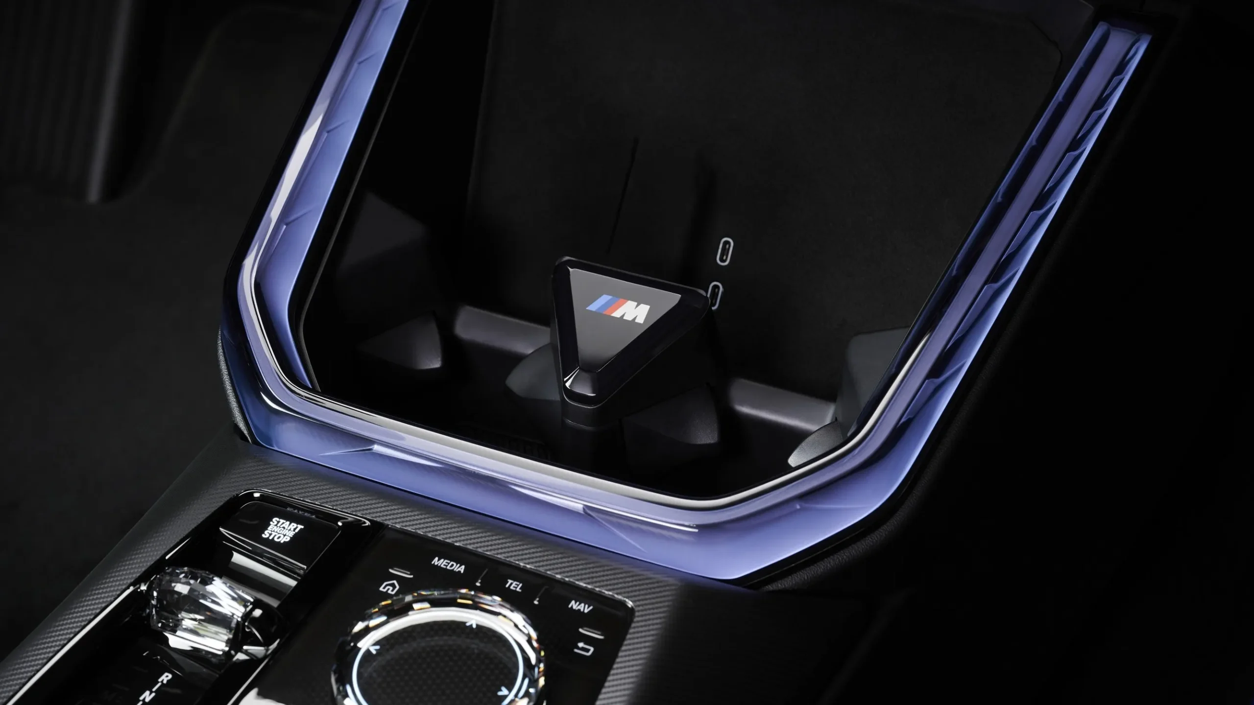 Přihrádka na telefon v BMW X3 M50 xDrive s paketem Black